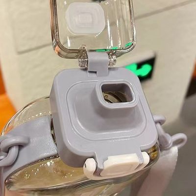 2024 Populaire plastic waterbeker Vierkante transparante waterflessen met riem voor sportsport