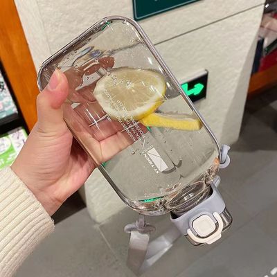 2024 Populaire plastic waterbeker Vierkante transparante waterflessen met riem voor sportsport