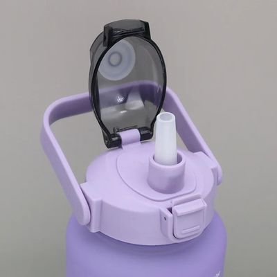 Drinkwaren 2L draagbare plastic waterfles met tijdmarker en hellings kleur