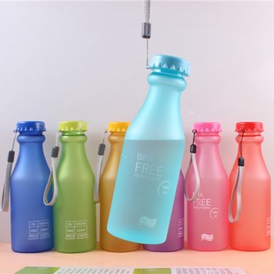 OEM Acceptabele Draagbare Plastic Frosted verzegelde waterfles met touw voor sporten