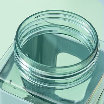 Materiaal 700 ml vierkant Draagbare hoge temperatuurbestendige plastic fles voor kamperen