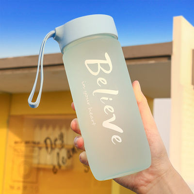 Voorraad 600 ml draagbare waterfles voor reizen en sportlekkenbestendige vormgeving