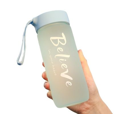Gepersonaliseerde sportschool lekvrije ketel draagbare waterfles met heldere beker en touw