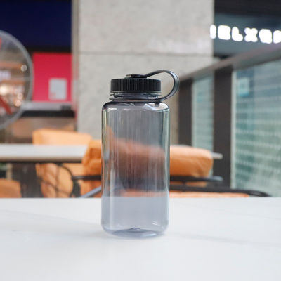 Duurzame plastic waterfles voor sporten, lekbestendig en vrij van BPA, capaciteit 1 liter