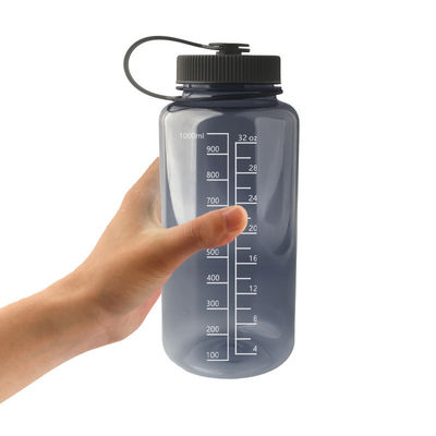 Duurzame plastic waterfles voor sporten, lekbestendig en vrij van BPA, capaciteit 1 liter