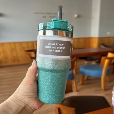 Gepersonaliseerde kleur 20 oz / 30 oz roestvrijstalen geïsoleerde waterbeker met stro voor fitness