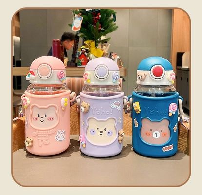620 ml Draagbare 3D-sticker Plastic waterfles schattig berenontwerp voor kinderen en studenten