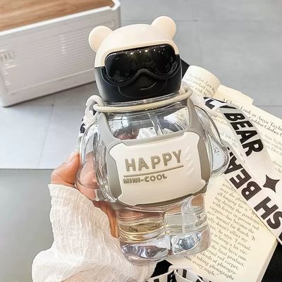 Grote waterfles met touw en schattig beer ontwerp voor studenten
