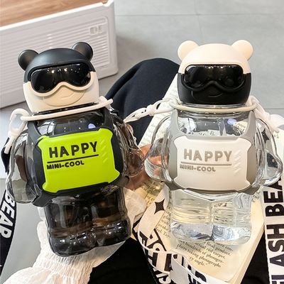Grote waterfles met touw en schattig beer ontwerp voor studenten