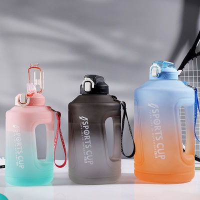 Duurzaam grote capaciteit 2300 ML 3800 ML sportwaterfles met scrub gradient ontwerp
