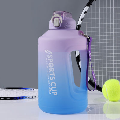 Duurzaam grote capaciteit 2300 ML 3800 ML sportwaterfles met scrub gradient ontwerp