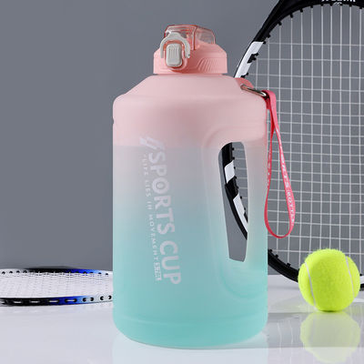 Duurzaam grote capaciteit 2300 ML 3800 ML sportwaterfles met scrub gradient ontwerp