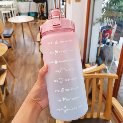Progressieve kleur Grote capaciteit 2000 ml waterfles met deksel voor buitensporten