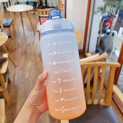 Progressieve kleur Grote capaciteit 2000 ml waterfles met deksel voor buitensporten