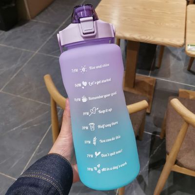 Progressieve kleur Grote capaciteit 2000 ml waterfles met deksel voor buitensporten