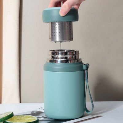 Blijf gehydrateerd tijdens je camping avontuur met deze geïsoleerde waterfles van roestvrij staal
