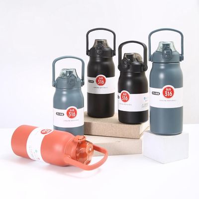Buitenwaterfles met draagbare handgreep en bounce cover accepteert aangepaste kleuren