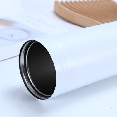 Gepersonaliseerde kleur 750 ml dubbelwandige roestvrijstalen thermosfles met handvat